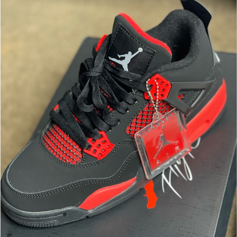 thunder red 4’s🖤❤️